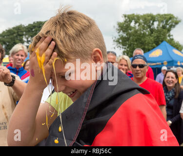 Partecipante a giocare alla roulette russa con le uova al mondo uovo gettando campionati, Swaton Village Fair, Lincolnshire, Regno Unito Foto Stock