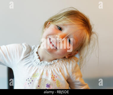 Un ritratto di una bella sorridente quattro anno vecchia ragazza Foto Stock