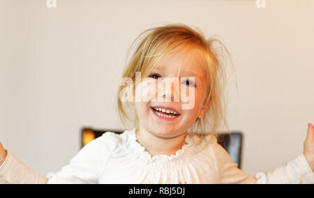 Un ritratto di una bella sorridente quattro anno vecchia ragazza Foto Stock