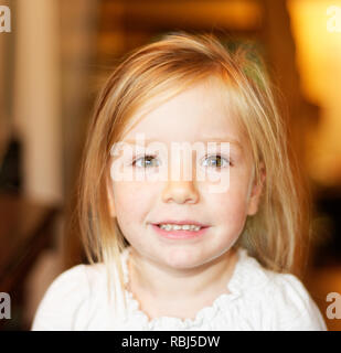 Un ritratto di una bella sorridente quattro anno vecchia ragazza Foto Stock
