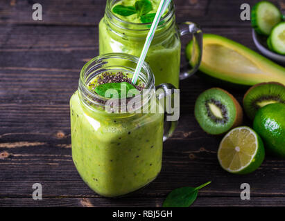 Frullato di verde su sfondo verde realizzato da avocado, limone e kiwi. Foto Stock