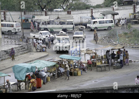 10 ottobre 1993 su Via Afgoye al K4 rotatoria a Mogadiscio, Somalia: mercato di commercianti che vendono contenitori di benzina da bancarelle traballanti. Foto Stock