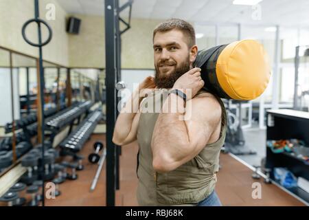 Ritratto caucasico muscolare barbuto uomo adulto in palestra, vestito in corazzate antiproiettile vest, militare sport. Foto Stock