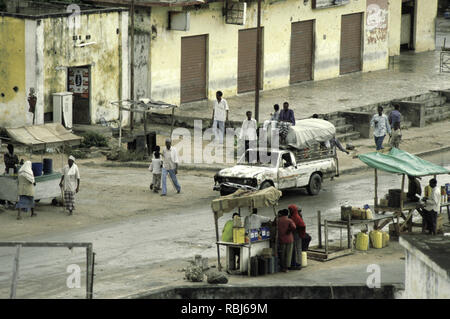 10 ottobre 1993 su Via Afgoye, vicino al K4 rotatoria a Mogadiscio, Somalia: mercato di commercianti che vendono contenitori di benzina da bancarelle traballanti. Foto Stock