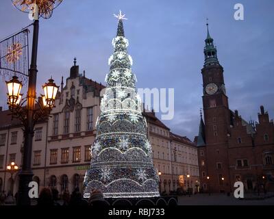 Piazza del mercato durante la stagione di Natale illuminato con albero di Natale e le decorazioni di Natale Foto Stock
