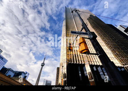 La Royal Bank of Canada (RBC) Plaza South Tower su Front Street e Bay Street a Toronto in Canada Foto Stock