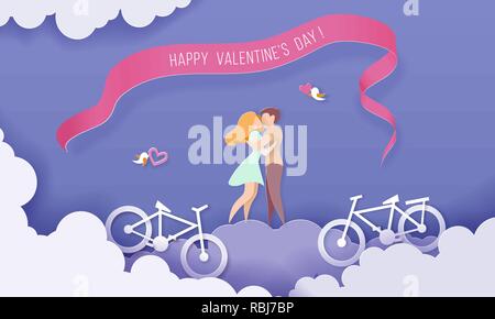 Valentines Day card con coppia abbracciando permanente con le loro biciclette sul cielo blu sullo sfondo. Carta vettoriale arte illustrazione. Carta tagliata e stile di artigianato. Illustrazione Vettoriale