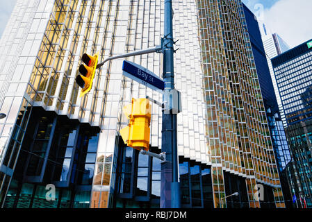 La Royal Bank of Canada (RBC) Plaza South Tower su Front Street e Bay Street a Toronto in Canada Foto Stock