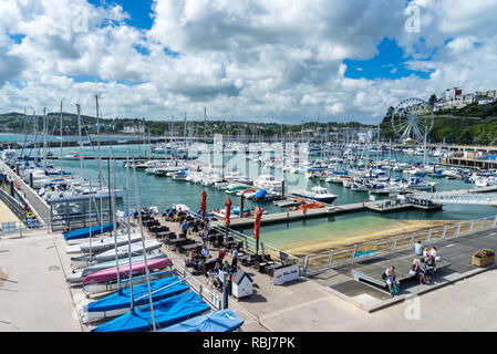 TORQUAY, DEVON ENGLAND - 31 Luglio 2017: la Marina a Torquay una popolare meta di vacanza nel Devon England Regno Unito Foto Stock