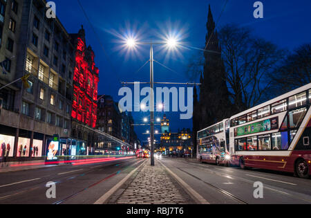 Sentieri di notte Princes Street di notte con autobus, Balmoral Orologio e Monumento Scott, Edimburgo, Scozia, Regno Unito Foto Stock