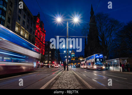 Princes Street di notte in ora di punta con il traffico, Balmoral Orologio e Monumento Scott, Edimburgo, Scozia, Regno Unito Foto Stock