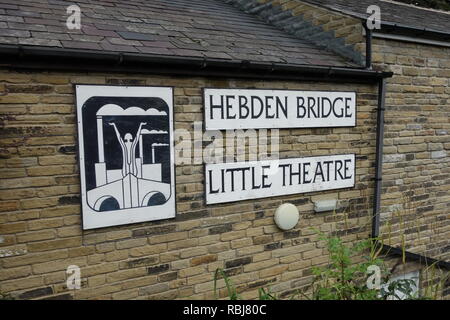 Digital signage sulla parte posteriore del Hebden Bridge piccolo teatro, un teatro amatoriale nella città mercato di Hebden Bridge che è stato aperto nel 1933. Foto Stock