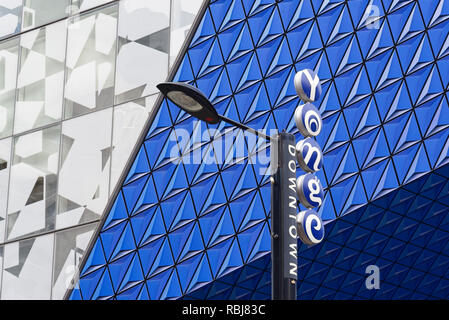 Indicazioni per Yonge Street Downtown con la Ryerson University Student Learning Center dietro Foto Stock