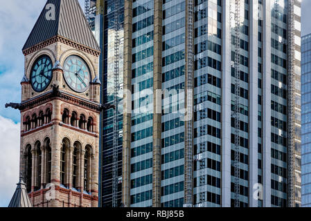 Il Vecchio Municipio di Toronto è in contrasto con la moderna architettura che lo circonda - dietro è la Banca di Montreal (BMO) Edificio Foto Stock