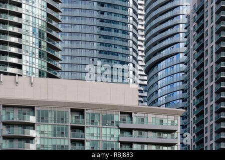 Densamente impaccata di alto-aumento blocchi di appartamenti a Toronto in Canada Foto Stock