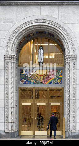 Un uomo di andare in porta del Concourse Building a Toronto in Canada Foto Stock