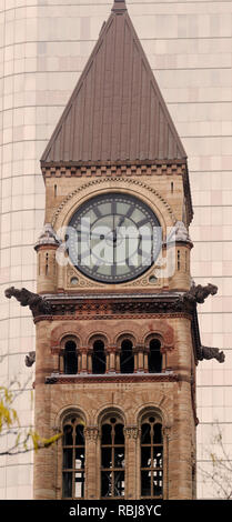 Il Vecchio Municipio di clock tower in Toronto con la parete di vetro Cadillac Fairview edificio dietro Foto Stock