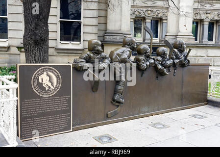 La scultura "Il nostro gioco" da Edie Parker al di fuori dell'Hockey Hall of Fame, Toronto, Canada Foto Stock