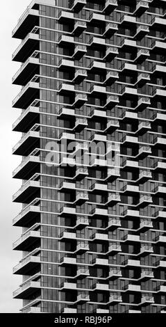 Modelli astratti da balconi e finestre su Le Monde Condominiums alto blocco di appartamenti a Toronto in Canada Foto Stock