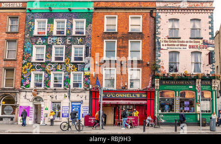 Negozi, Pub e appartamenti in Bachelors Walk a Dublino, Irlanda. Foto Stock