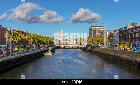 Una vista sul fiume Liffey da Ha'penny Bridge a Dublino, Irlanda. Foto Stock