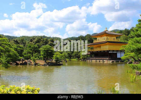 Kinkaku-ji, denominato ufficialmente Rokuon-ji è uno Zen tempio buddista a Kyoto, in Giappone. Foto Stock