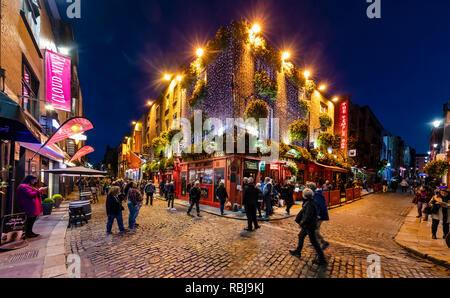 I visitatori e i turisti di esplorare il quartiere di Temple Bar a Dublino, Irlanda. Foto Stock