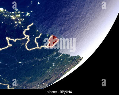 Guiana francese dallo spazio sul modello di terra di notte. Molto bene i dettagli del mondo di plastica della superficie visibile e luminose luci della citta'. 3D'illustrazione. E Foto Stock