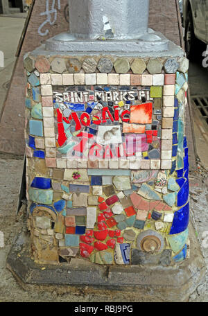 Saint segna posto Sentiero di mosaico, East Village, New York, New York, NY, STATI UNITI D'AMERICA Foto Stock