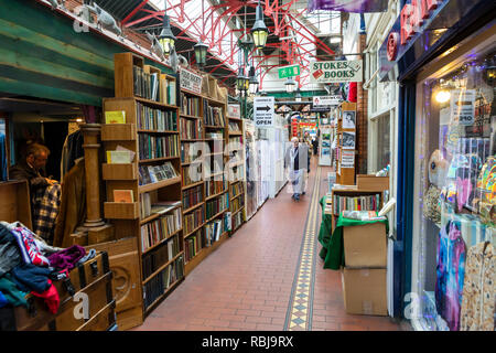 Piccolo shoppes all'interno di George's Street Arcade su South Great George Street a Dublino, Irlanda. Foto Stock