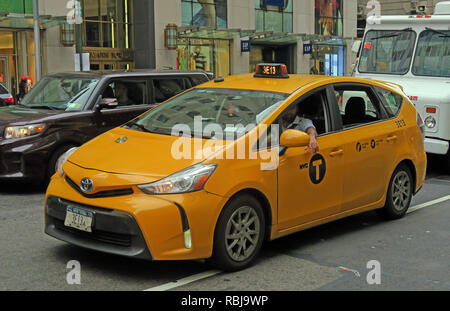 Giallo canarino medaglione New York taxi, per noleggio ,Manhattan, New York City, NY, STATI UNITI D'AMERICA Foto Stock
