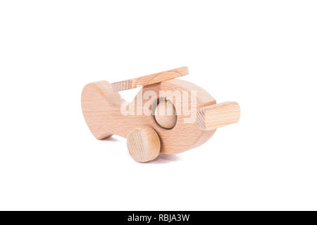 Foto di un piano in legno di faggio. Giocattolo di legno retrò di aeromobile su un bianco sfondo isolato Foto Stock