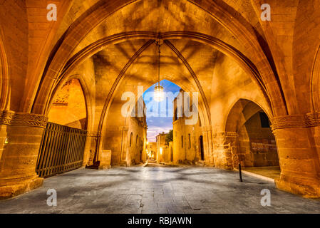 Rhodes, Grecia. Di notte le strade illuminate di cavalieri costruita dai cavalieri Ospitalieri in epoca medievale. Foto Stock