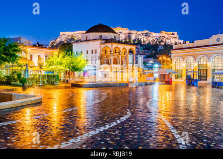 Atene, Grecia - Night immagine con Atene dal di sopra, Piazza Monastiraki e antica acropoli. Foto Stock