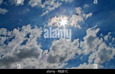 Splendide formazioni di nubi in un Cielo di tramonto in estate Foto Stock