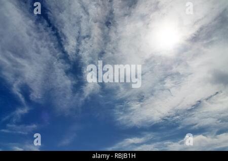 Splendide formazioni di nubi in un Cielo di tramonto in estate Foto Stock