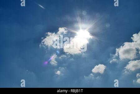 Splendide formazioni di nubi in un Cielo di tramonto in estate Foto Stock