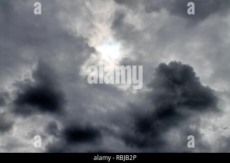 Splendide formazioni di nubi in un Cielo di tramonto in estate Foto Stock