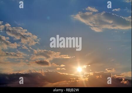 Splendide formazioni di nubi in un Cielo di tramonto in estate Foto Stock