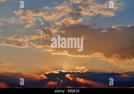 Splendide formazioni di nubi in un Cielo di tramonto in estate Foto Stock