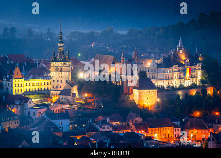 Sighisoara, Transilvania. Cittadella medioevale in Romania famosa per la torre dell Orologio, Saxon landmark. Foto Stock