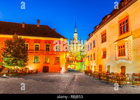 Sighisoara, Transilvania, la Torre dell Orologio e il famoso fortificato medievale città costruita dai Sassoni in Romania. Foto Stock