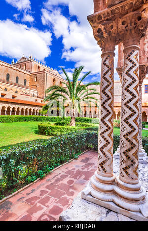 Monreale è una cattedrale Norman-Byzantine in Sicilia, Italia affacciato sulla città di Palermo. Foto Stock