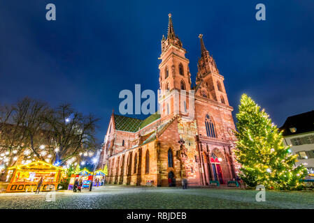 Basel, Svizzera. Favola di Natale al mercato Munsterplatz e Cattedrale di Munster, Confederazione Svizzera. Foto Stock