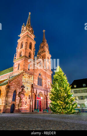 Basel, Svizzera. Favola di Natale al mercato Munsterplatz e Cattedrale di Munster, Confederazione Svizzera. Foto Stock