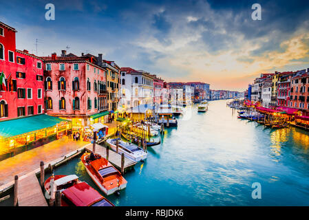 V enite, Italia - Night immagine con Grand Canal, dal più antico ponte Rialto, Venezia. Foto Stock