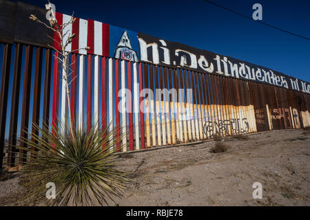 Stati Uniti recinzione di confine tra El Paso Texas e Juarez Chihuahua dal lato messicano, visto con anti-Trump protesta murale. Gennaio 2019. Foto Stock