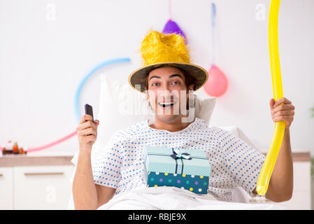 Giovane uomo festeggia il suo compleanno in ospedale Foto Stock