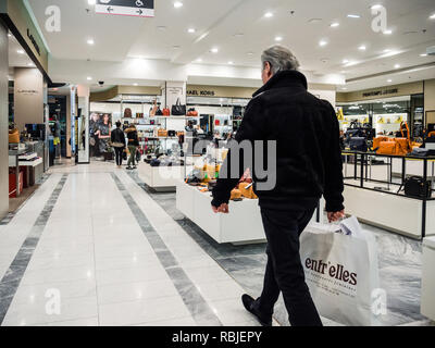 Strasburgo, Francia - 11 GEN 2018: vista posteriore della moda maschile senior a piedi nella Printemps Luxury department store durante la stagione delle vendite ammirando la femmina borse in pelle Foto Stock