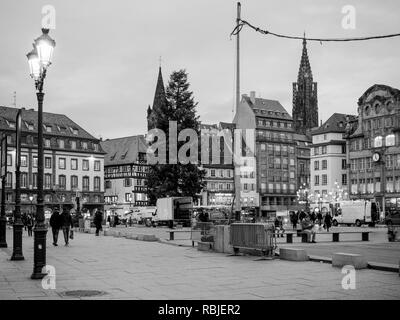 Strasburgo, Francia - 11 GEN 2018: Posto occupato generale Kleber piazza centrale a Strasburgo al crepuscolo con pedoni camminando e ammirando il più alto albero di Natale in Europa Foto Stock